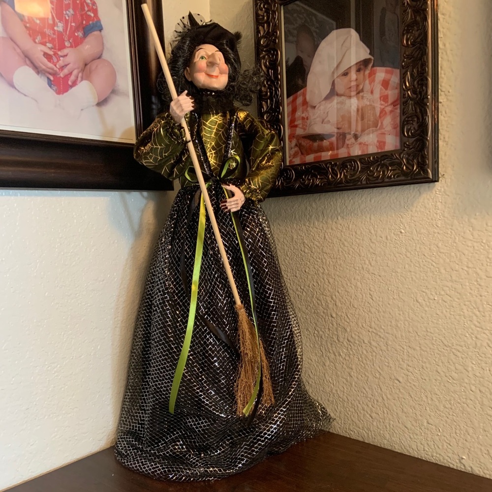 Halloween standing witch